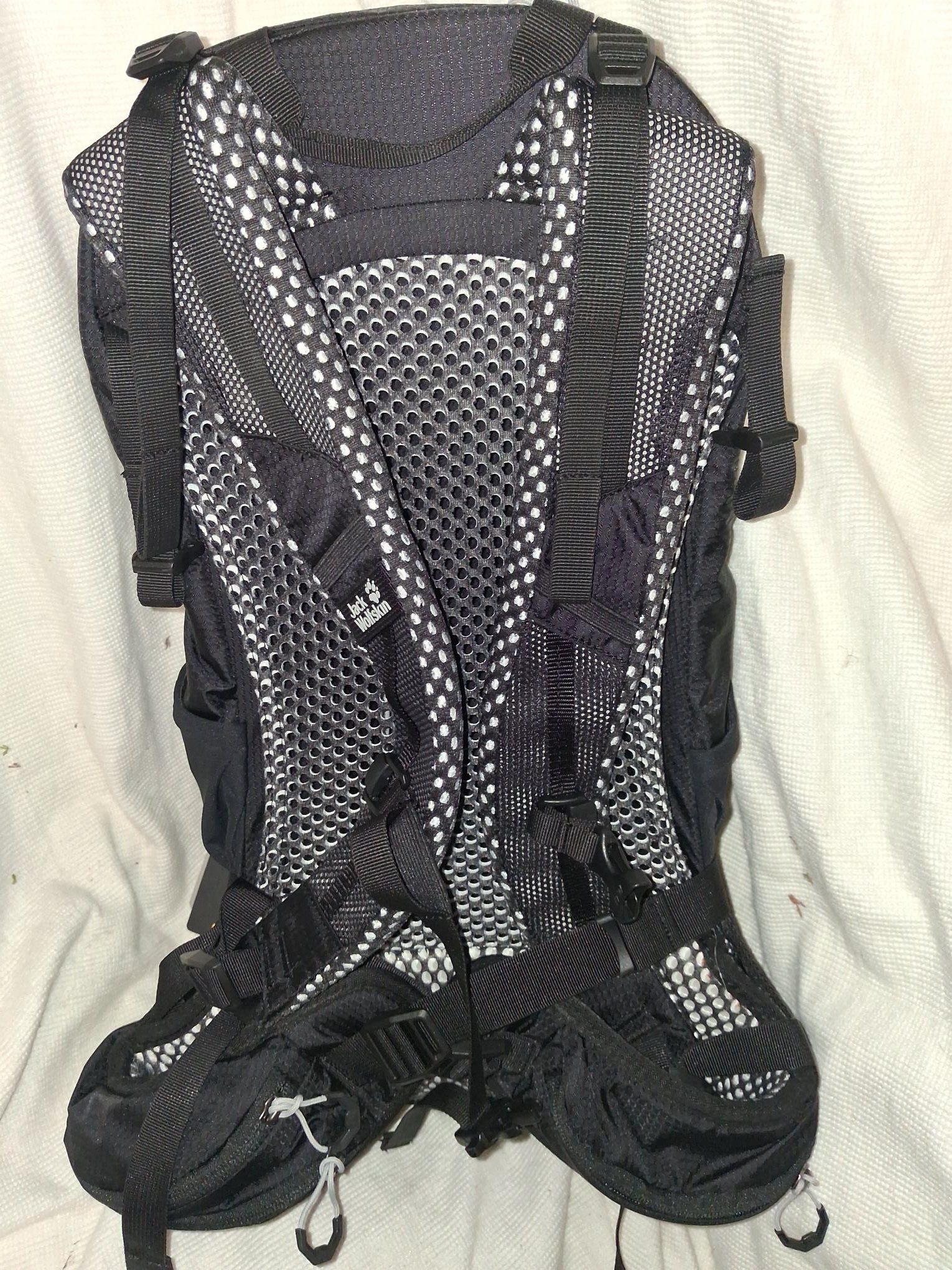 Brand New Jack Wolfskin Crosstrail 24 LT ( M-L ) Hiking Pack In Black..