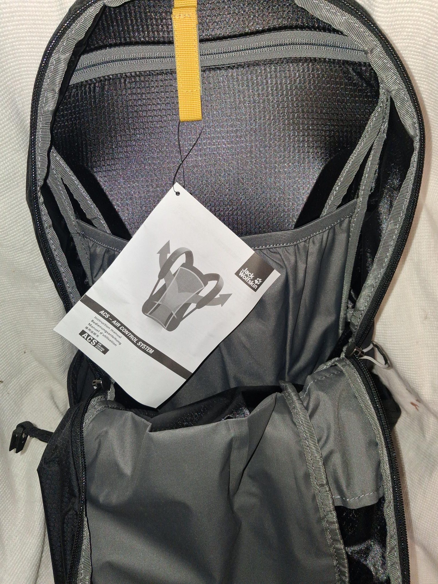 Brand New Jack Wolfskin Crosstrail 24 LT ( M-L ) Hiking Pack In Black..